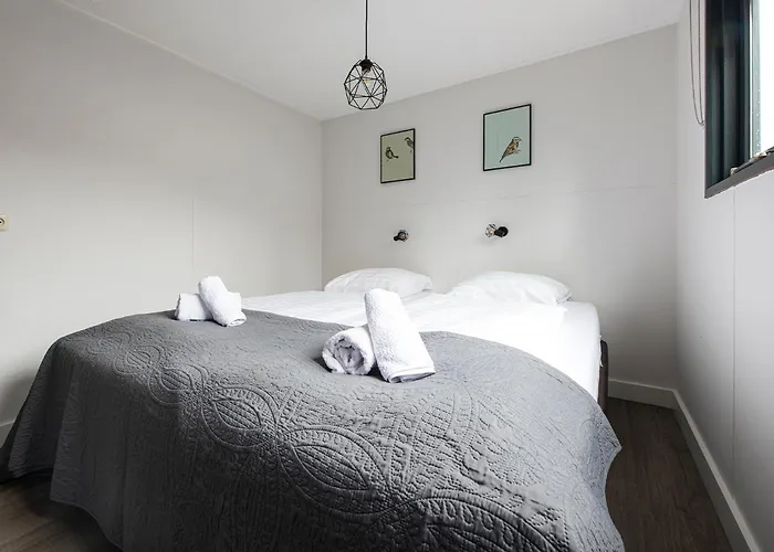 20, Nestled In The Woods, Big And Garden!